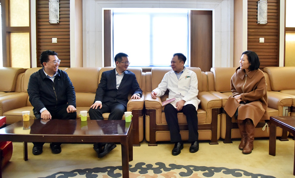 市委宣傳部領(lǐng)導(dǎo)來(lái)北京兒童醫(yī)院慰問(wèn)時(shí)代楷模賈立群同志